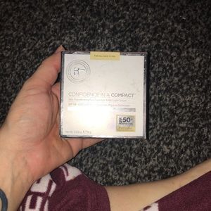IT Cosmetics confidence in a compact